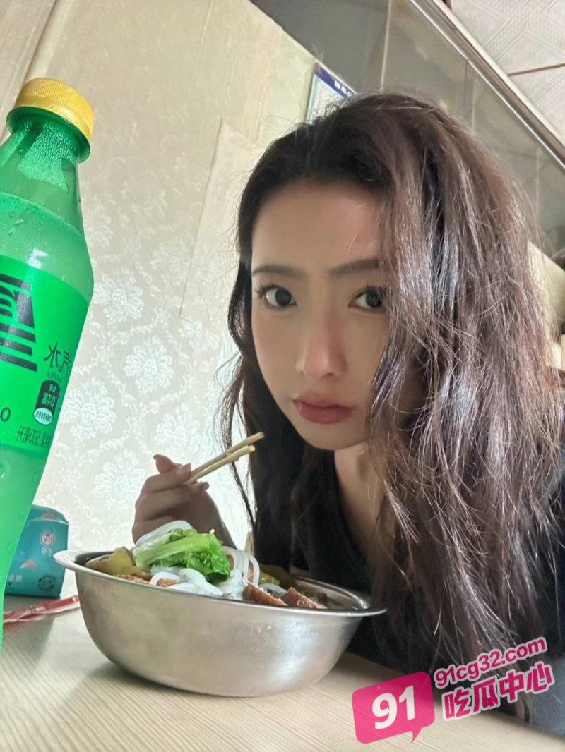 御姐神奶萌超全全裸美图整理 美貌与E奶并存的女神落地窗前对路人大方展示好身材！ 配图