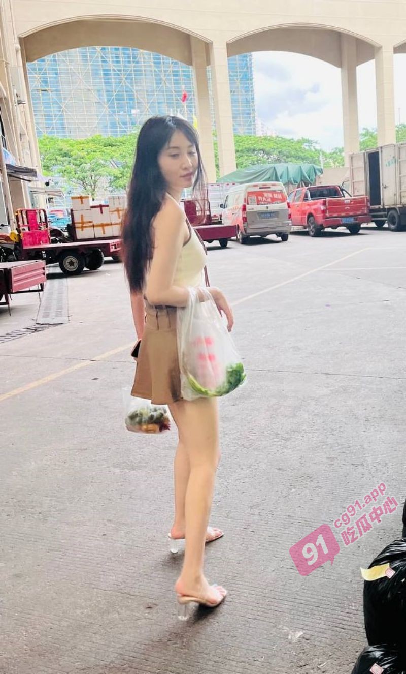 办公室潜规则～湖南执法公务员妹子超爱吃肉棒 在办公室里热舞领导开心死了！