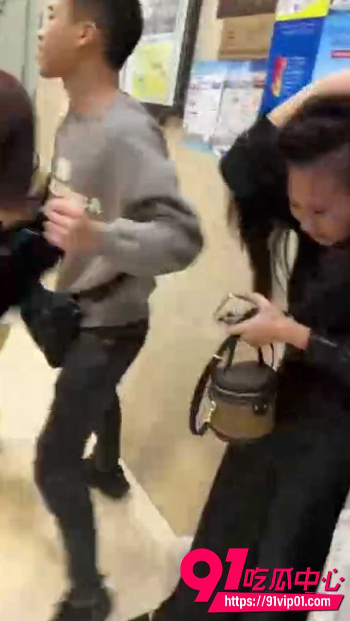 浙江小区原配抓奸丈夫和小三出轨3