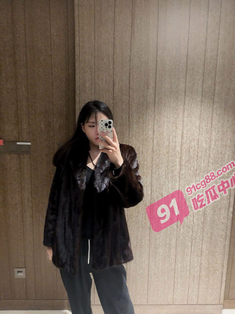 成都Space夜店女DJ 给金主爸爸口交视频被流传 很会吸的那种 就像要把精液吸出来一样~ 这才有钱人的玩具