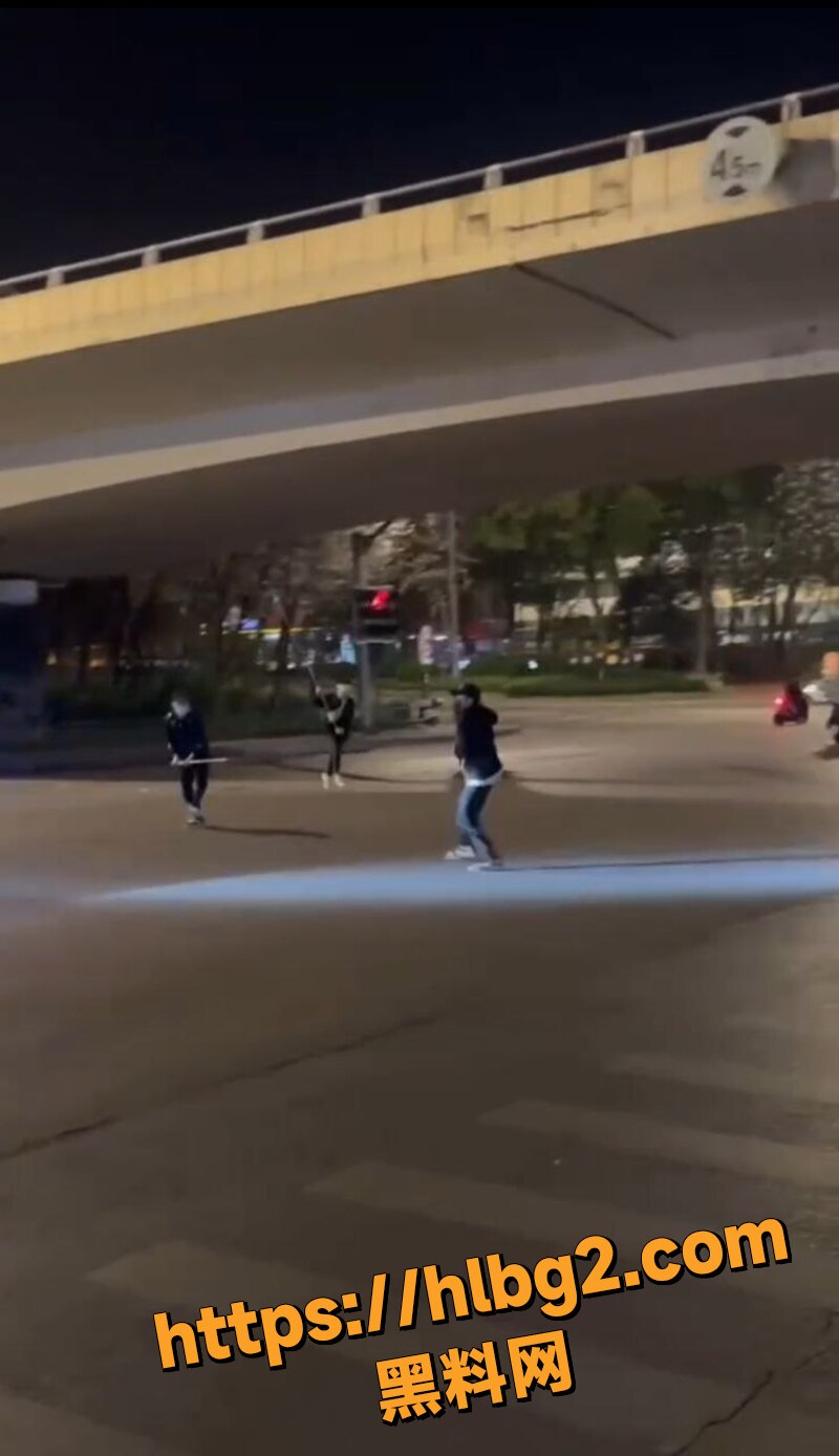 鬼火少年的热血时刻 骑上电驴满大街追逐 现场火拼视频流出 画面堪比古惑仔！
