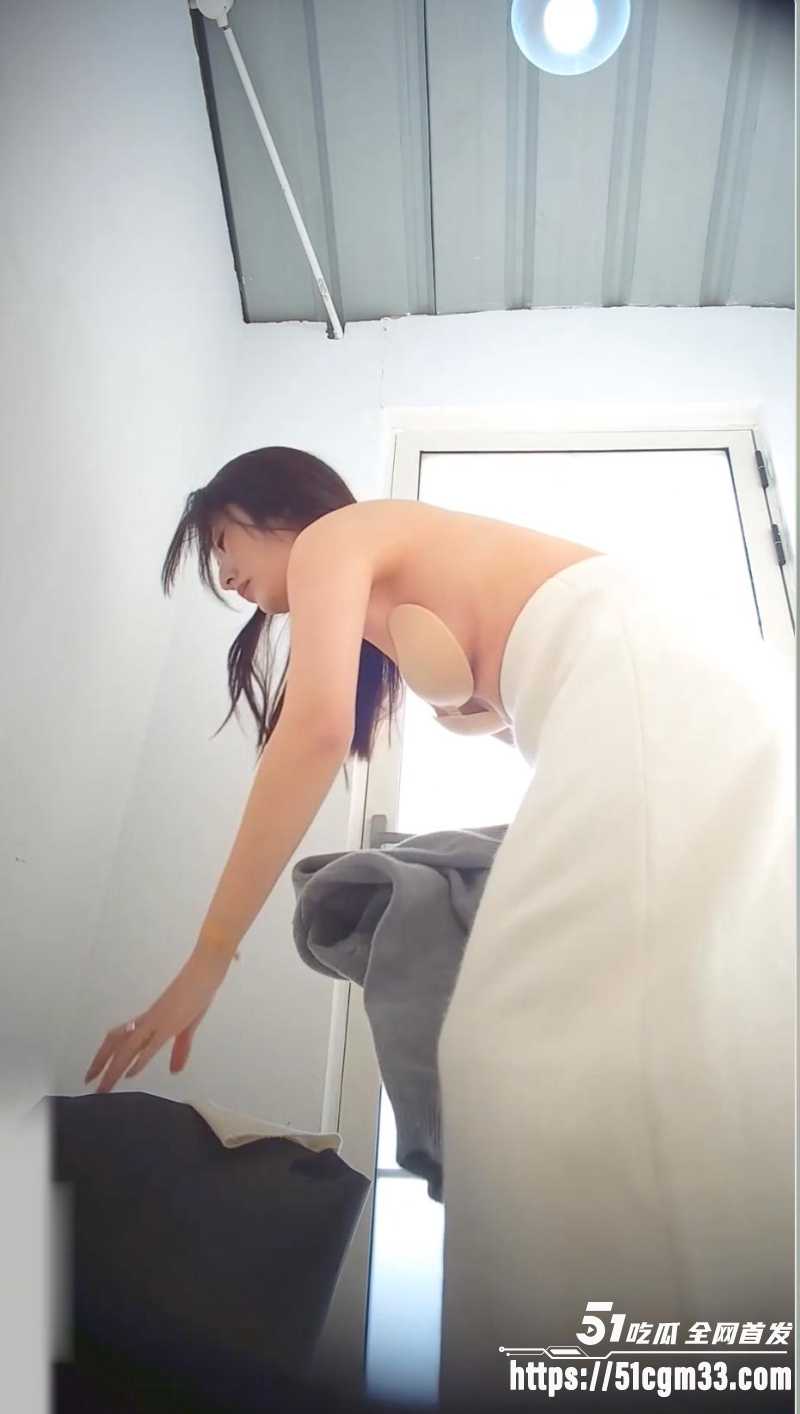 偷拍御姐少妇撅屁股放尿 6