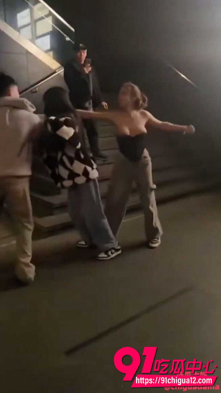 街头激战大胸妹被男子抓奶龙爪手直接放倒4