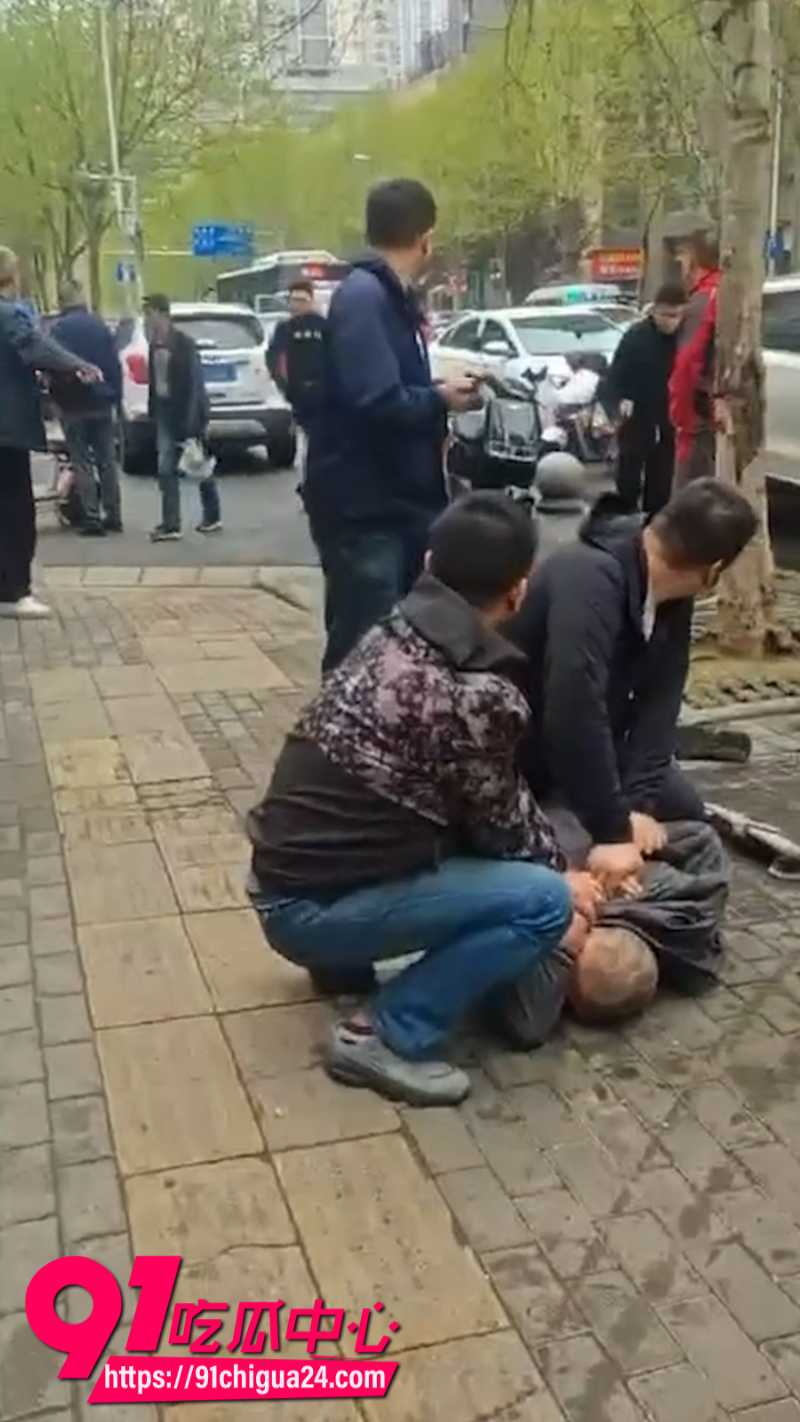 武汉市江岸区青松路发生一起恶性持刀伤人事件 路过多名无辜群众莫名躺枪