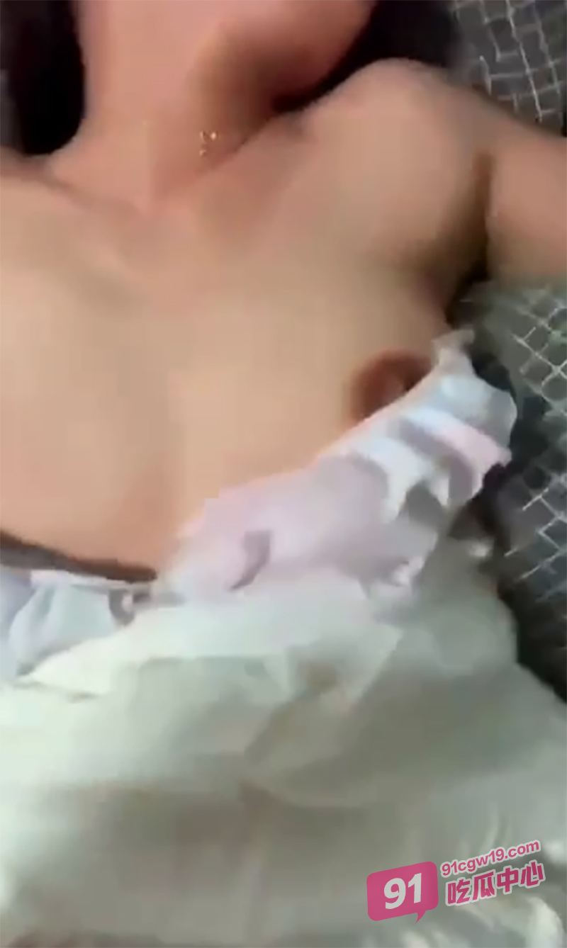 买醉的人妻水更多～寂寞少妇遇到舔狗小哥 爱情的火花滋滋滋！ 配图2