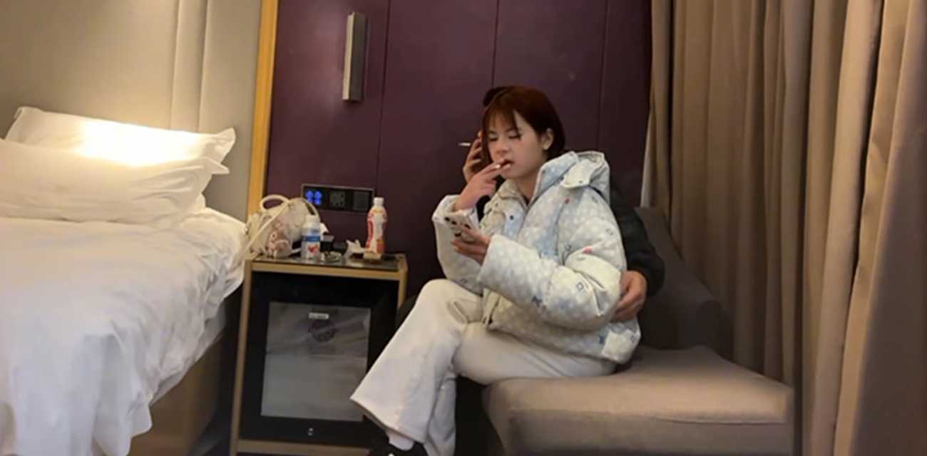 探花大神阿宾探花 约到18岁甜美美少女 性格超好服务超棒 满嘴骚话无套内射爽翻了！