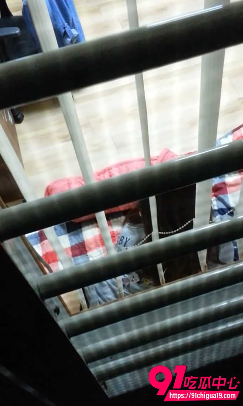 大学保安宿舍窗外偷拍流出  1