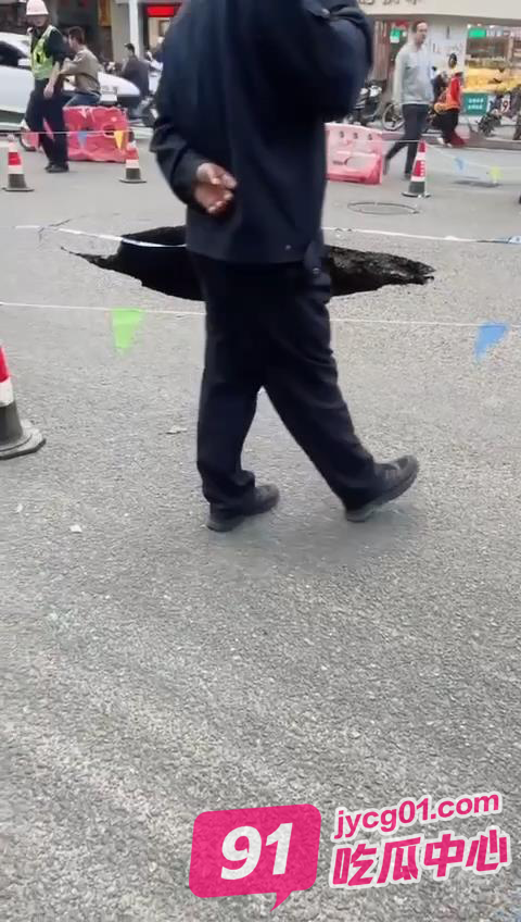 福建南平频现天坑 这次塌陷的地方还是主干道！