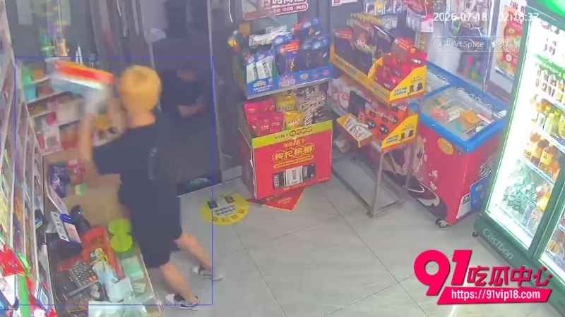 宜昌精神小伙打砸无人店偷烟事件2