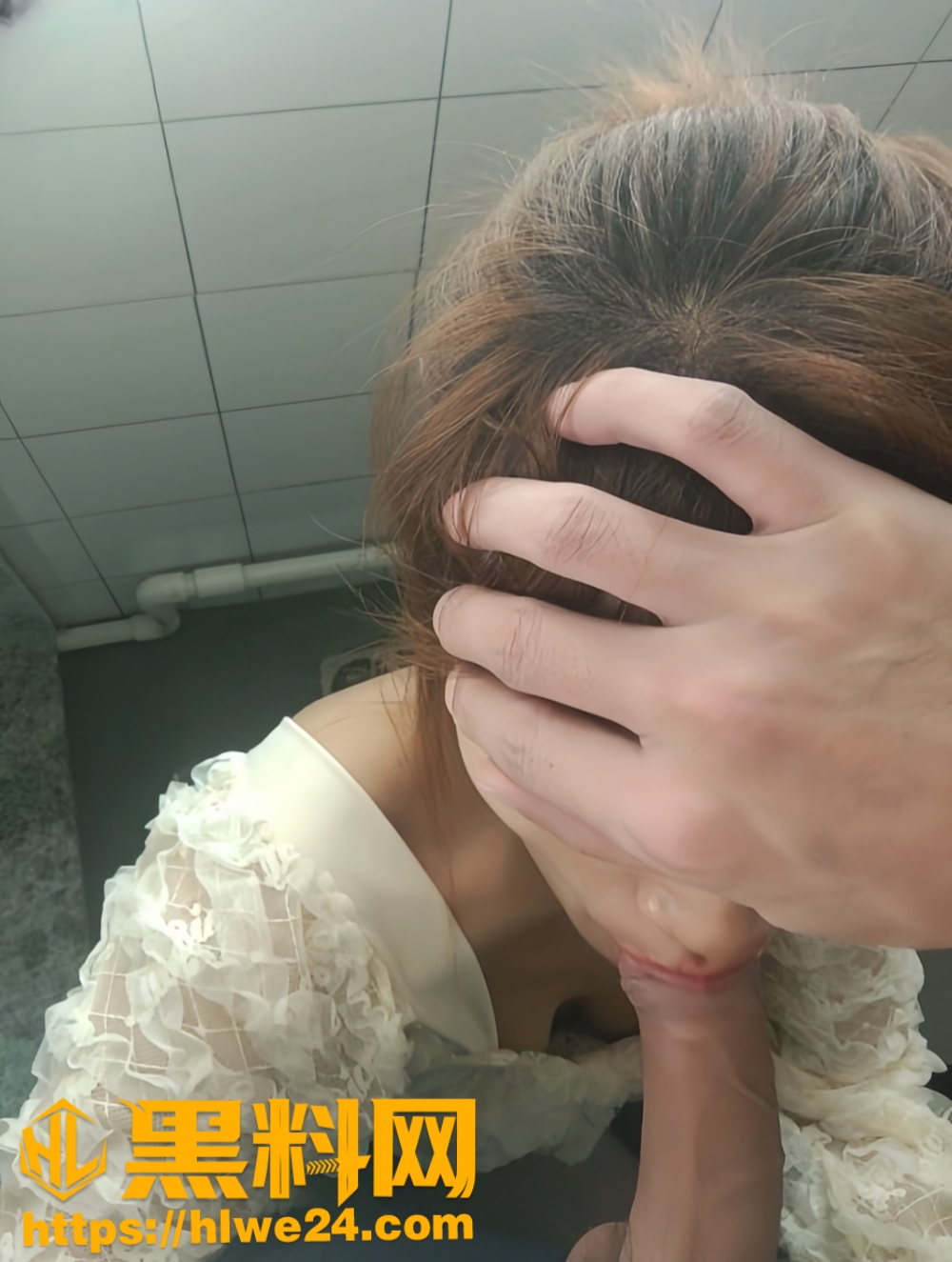 海角大神原创作品 我是个骚母亲 被儿子乱伦内射后 居然还想插屁眼？