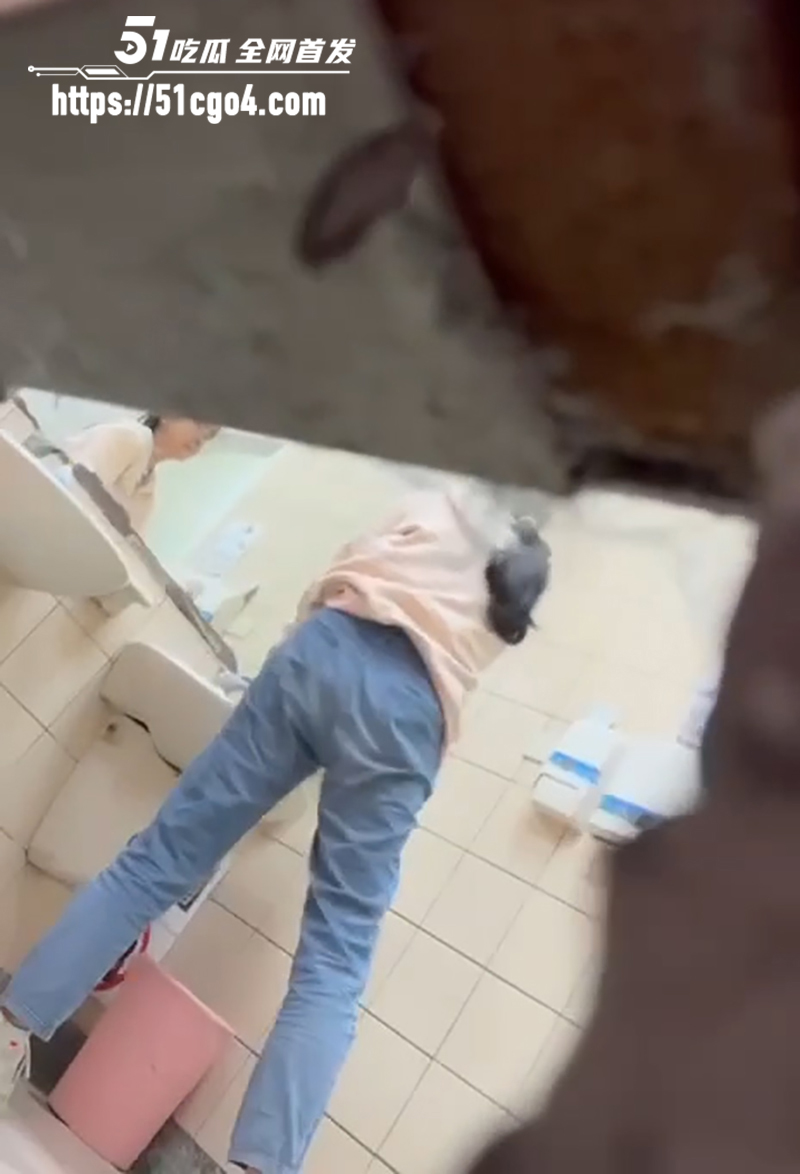台湾校园女厕偷拍学生妹蹲坑放尿 1 拷贝