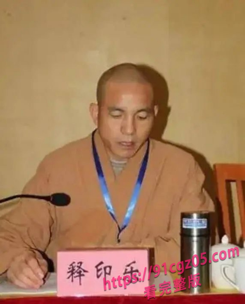 上任刚满月就翻车？释印乐被爆与多名女性合照 开路虎揽胜身后还有伴舞