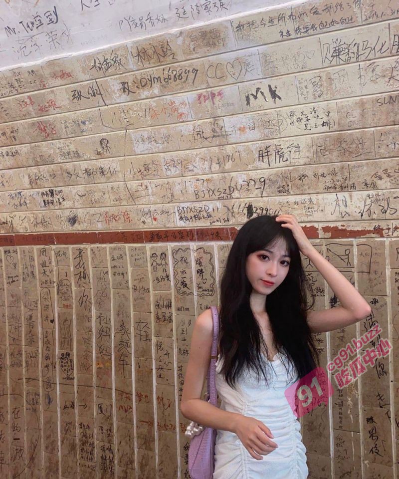 我是大学生 得加钱~大学生KTV里逼瘾犯了直接进厕所解决 边吃鸡巴边说自己骚!