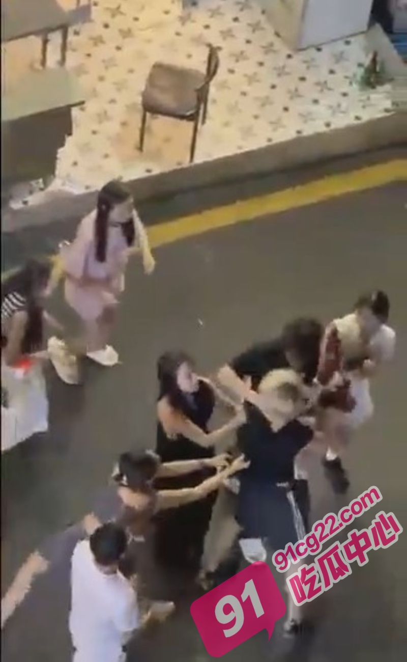 广州宵夜档醉酒口角 精神小妹被围殴 男友救场惨遭群殴 这个就是爱情 配图2