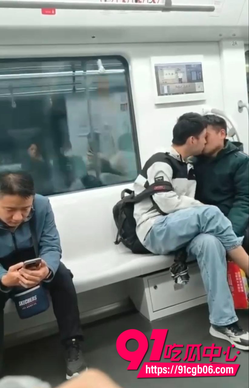 地铁上一对gay激吻狂秀恩爱 两男人舌头纠缠缠绵 身体紧贴互相摩擦 大庭广众下肆无忌惮