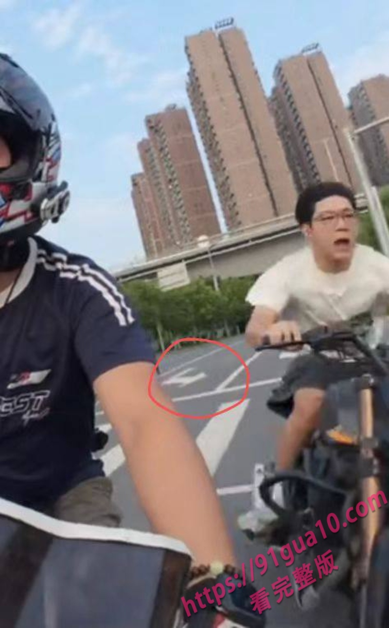 惊魂一刻！摩托车高碰撞瞬间起火 速度究竟有多快？ 配图2