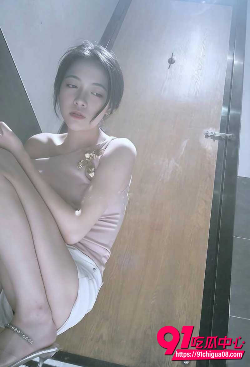 厕拍新作跳蛋尿尿3