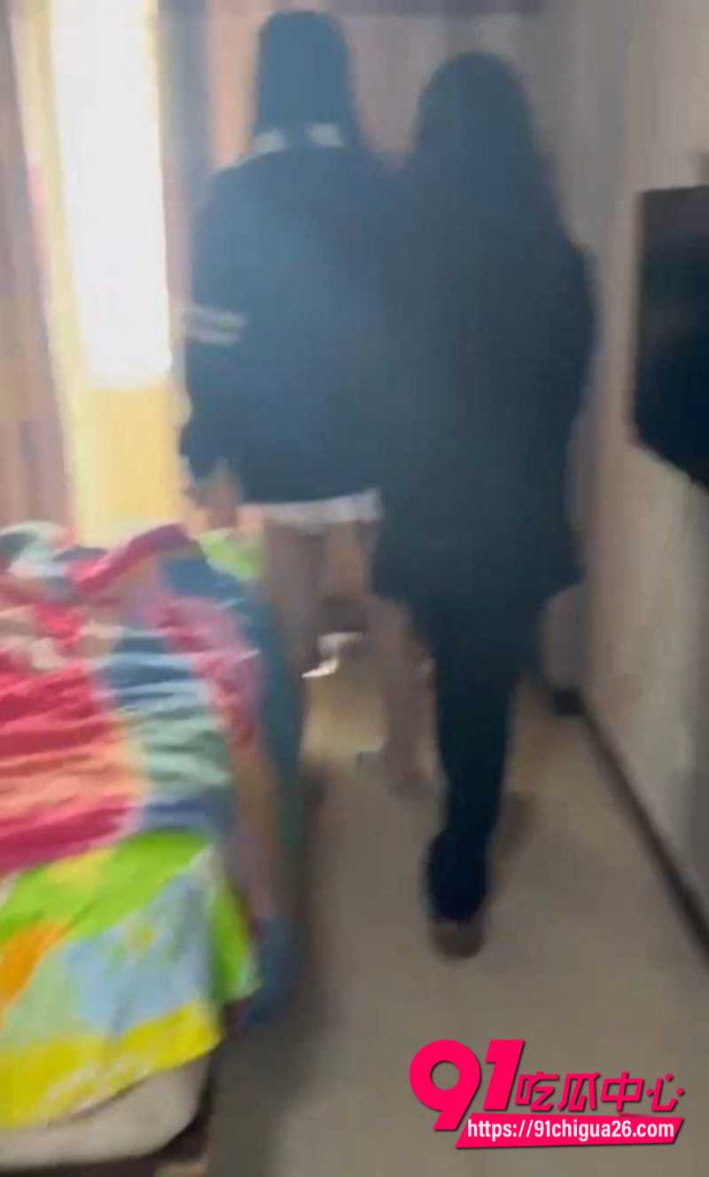 精神小妹室内霸凌 黑皮衣女孩拽头发狂扇耳光 受害者抱头沙发痛哭 多人围观拍摄全程