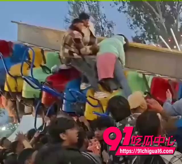 印度旋转秋千事故现场视频5 印度旋转秋千事故现场视频5
