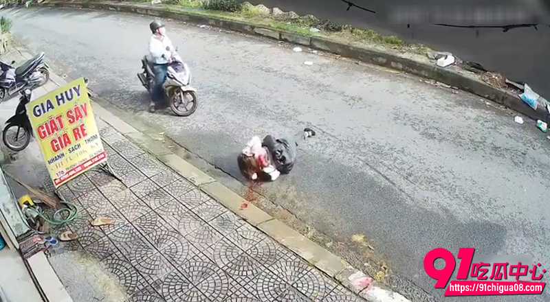 全程高能越南监控流出男子疯狂捅人 满屏通红太吓人 这是多大仇多大怨?