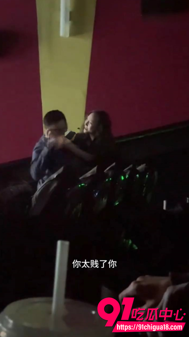 老婆带孩子出轨当场被老公逮个正着6 老婆带孩子出轨当场被老公逮个正着6