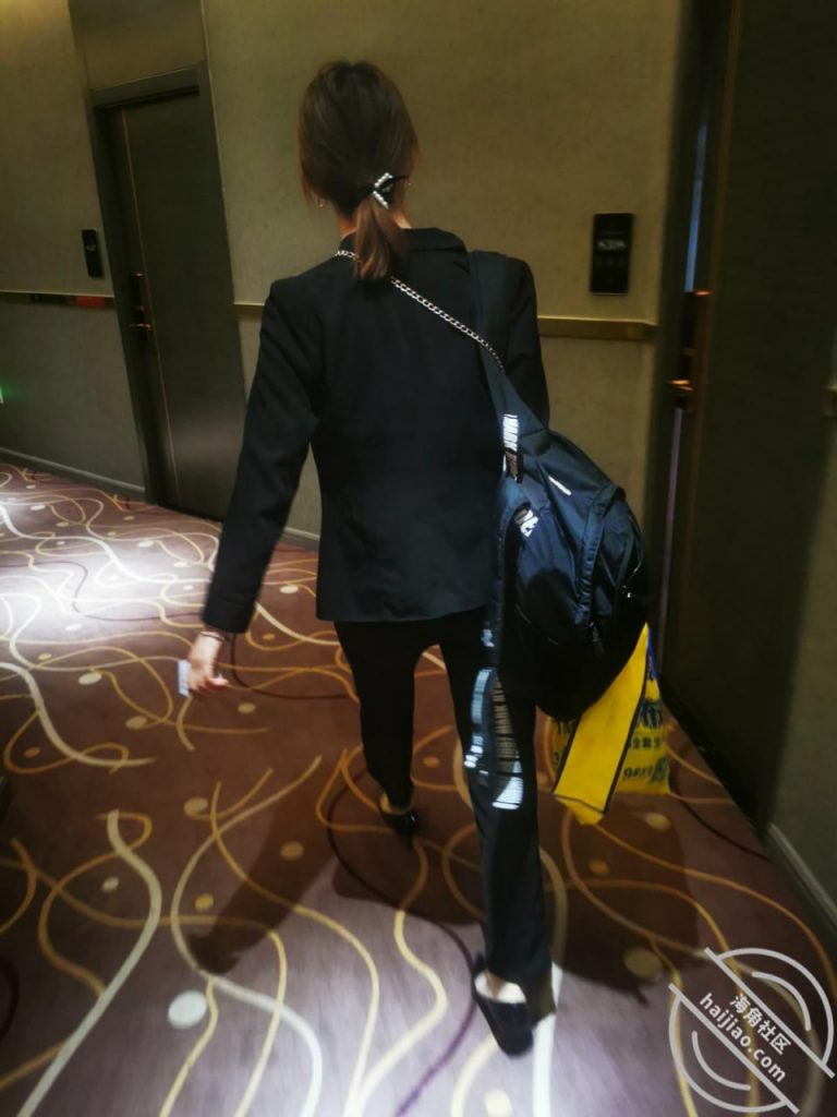 约银行骚职员操逼 制服美女真的超级骚比我还要着急主动求操高潮连连 配图5