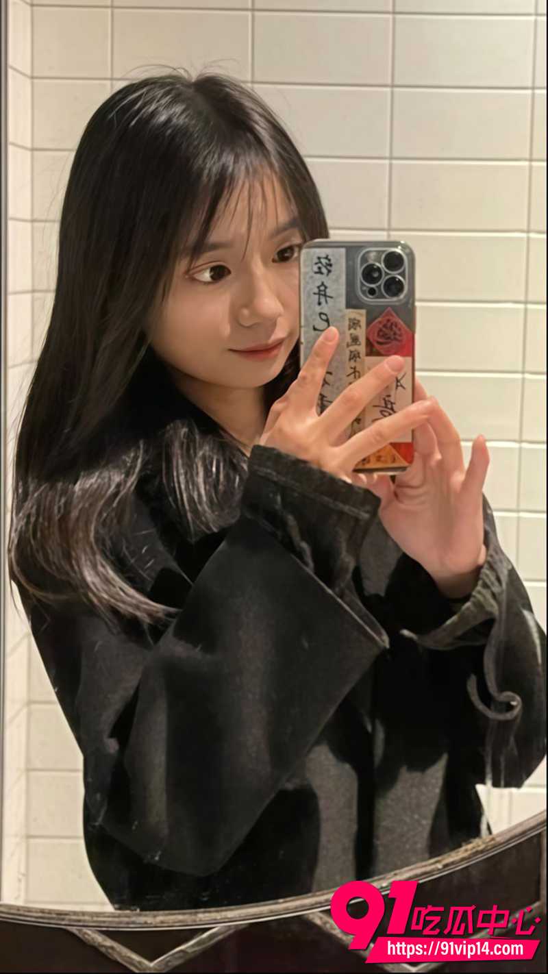 反差眼镜成人女大 在家无聊发骚自慰 火辣炮架身材展示骚逼 完整自拍曝光！