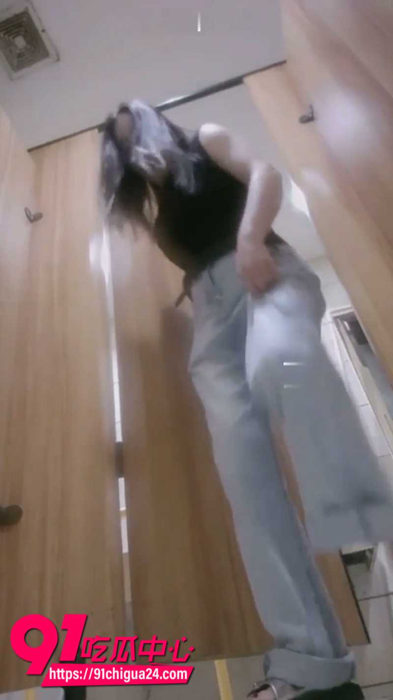 顶级美艳少妇上厕所被偷拍1 顶级美艳少妇上厕所被偷拍1