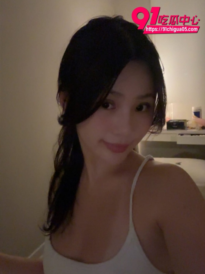 在社交媒体上坐拥4.9万粉丝的极品高颜值B奶2