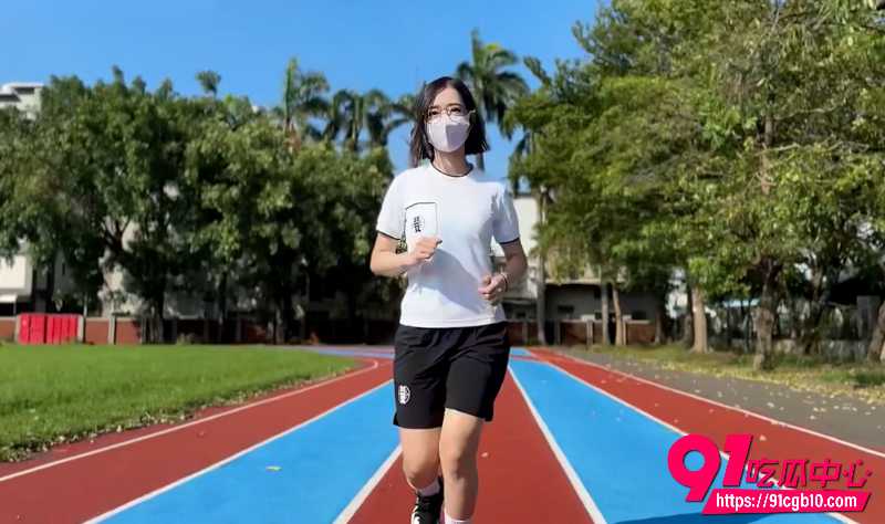 女神亚洲臀后ssrpeach校园跑步剧情 在操场跑步时抽筋被体育老师带到保健室按摩！