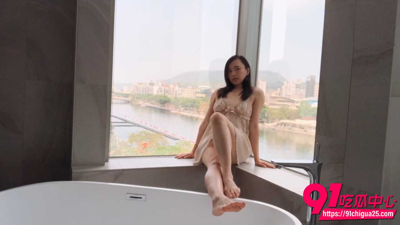 台湾极品网黄Daisybaby拍摄射爆淫乱小模 跪窗台扭臀后入被干到高潮喷水 精液颜射一脸