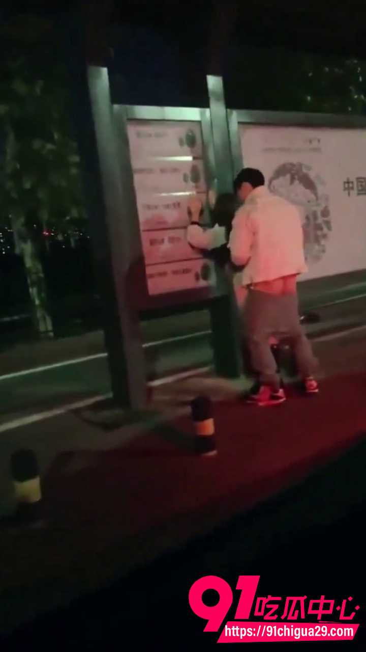 高颜值公交站女神公共场合被男人后入猛干4