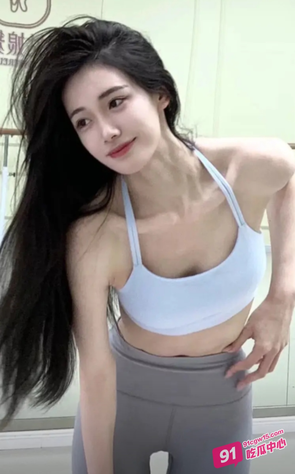 秀人网模特晨晨身穿紧身瑜伽裤教学 蜜桃臀扭得让人心跳加速想入非非！ 配图2