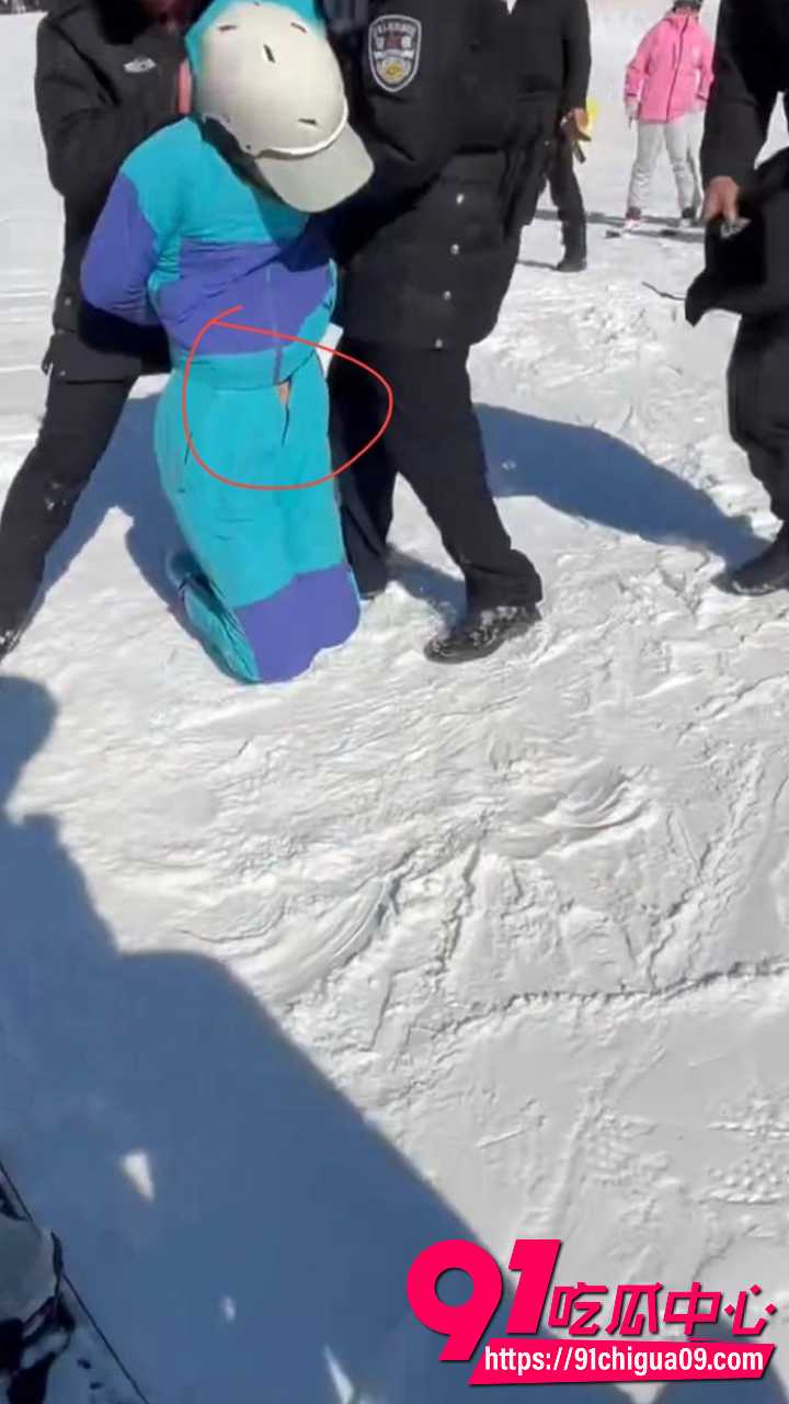 河北云居滑雪场男子当众掏屌蹭女教练4 河北云居滑雪场男子当众掏屌蹭女教练4