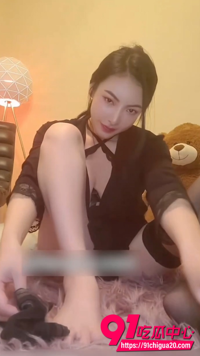 极品巨乳反差婊谭晓彤私拍流出 手指猛插骚穴 巨乳晃荡高潮浪叫太下流！2