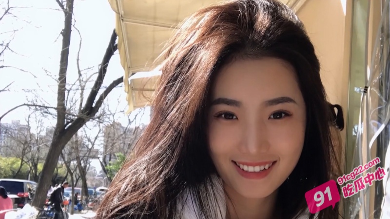 北京嫩模瑶瑶 厨房边做饭边玩逼啪啪 高潮喷水视频被挖出！