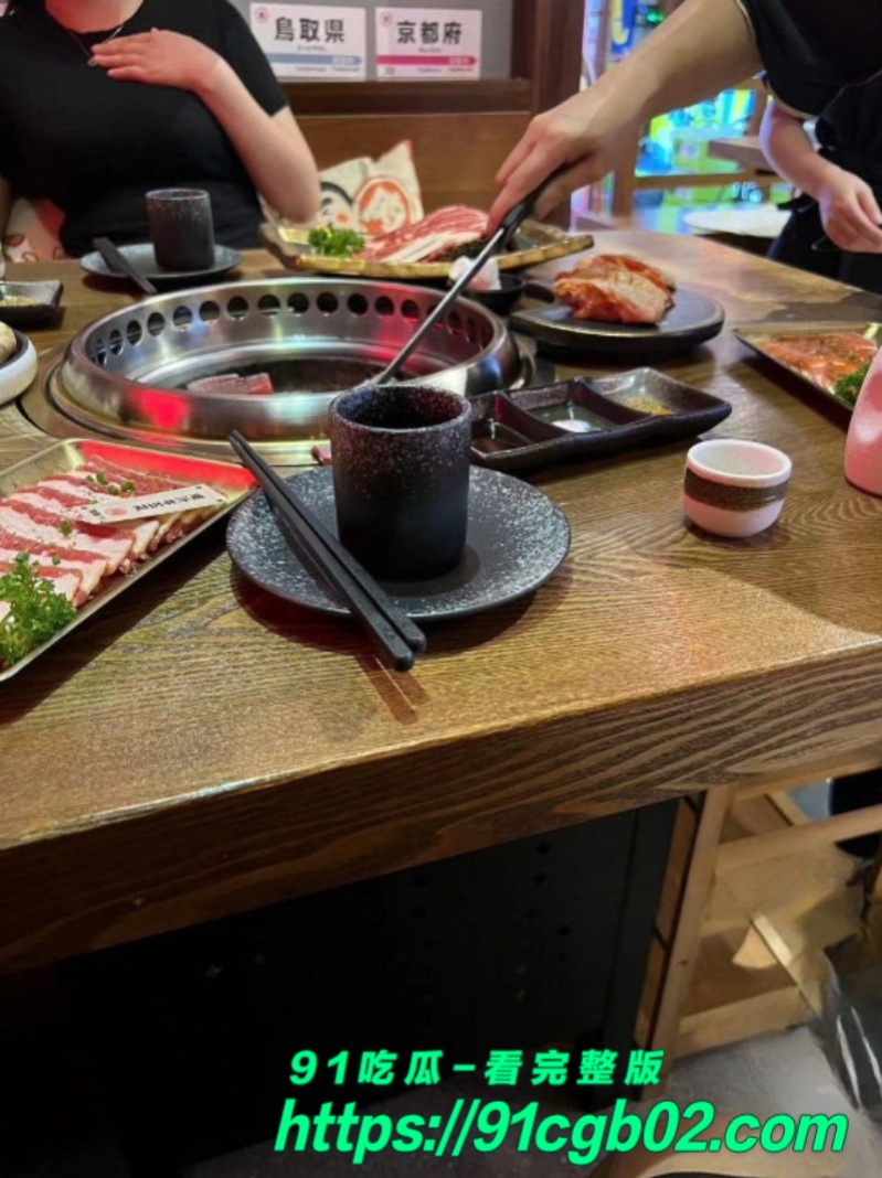 网友请兄弟老婆吃饭 饭后强行推倒猛操 淫荡高潮爽翻天