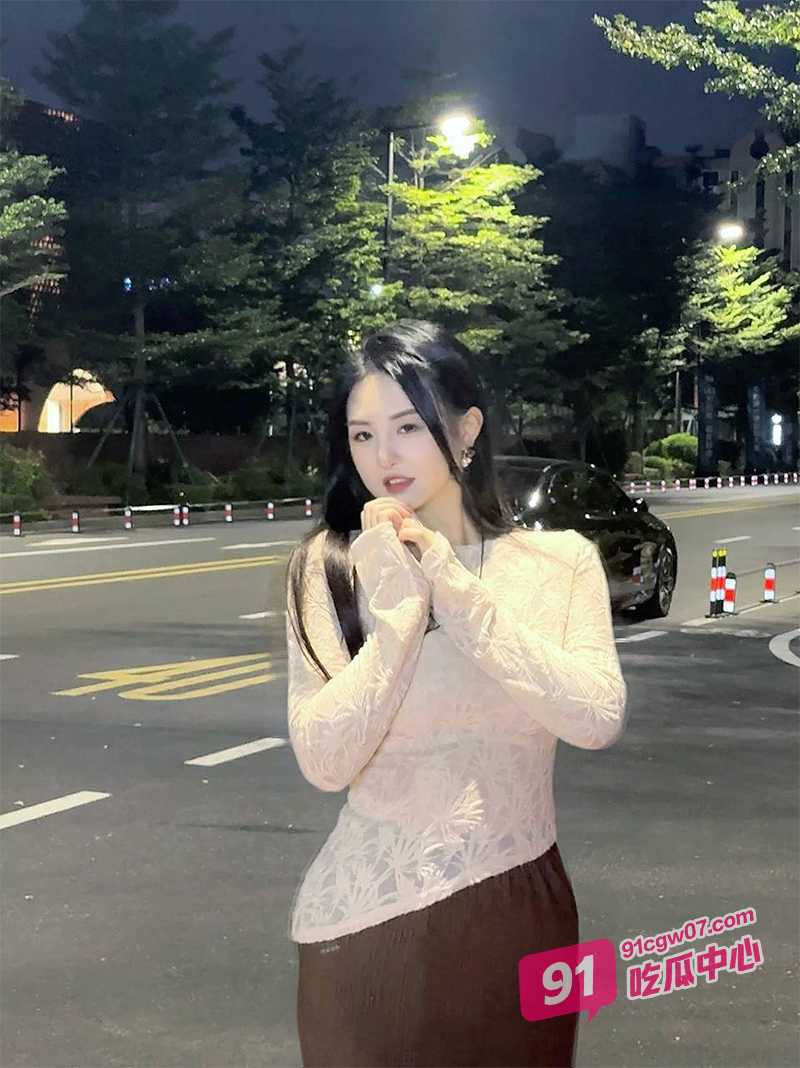 兰州交通大学小晴树林中野战3P 白嫩身体逆天细腰 有句话说得好 身材好逼受罪~