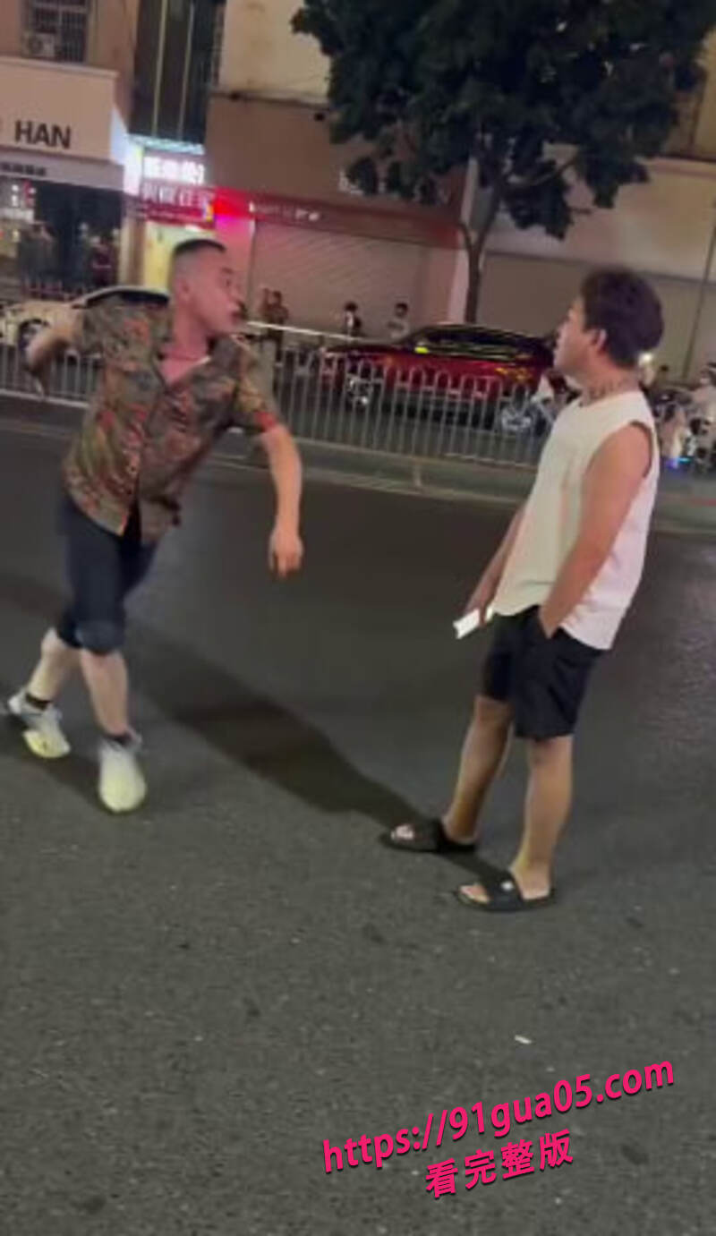 一言不合就躺地?兄弟街头吵架式拥抱引网友热议