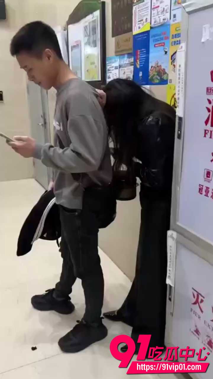 浙江小区原配抓奸丈夫和小三出轨5