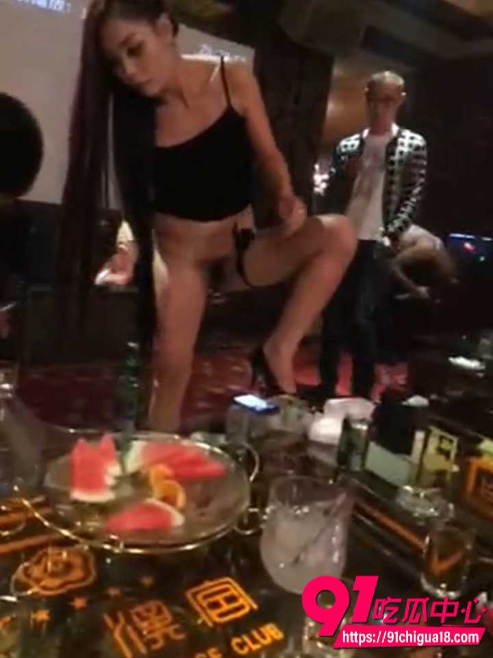 长发骚妹当众用骚逼夹紧开啤酒瓶2