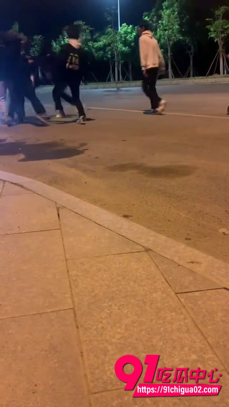 精神小伙霸凌群殴惊险瞬间6