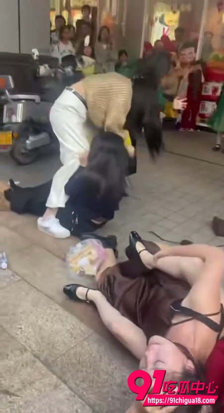 惠州惠阳三女街头互殴事件现场 矛盾升级不顾众人眼光薅头发打架
