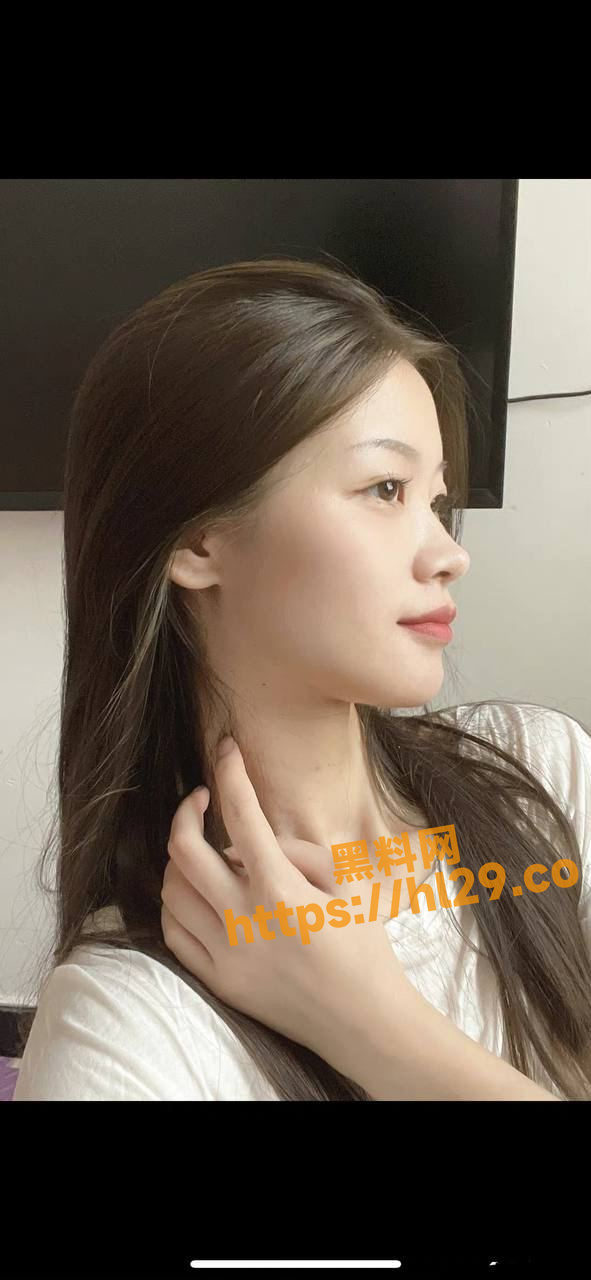 24岁刚毕业的大学生 长相清纯 小穴比较嫩还非常粉 水多直流