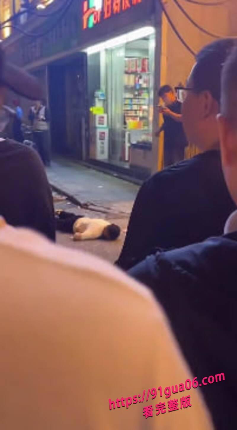 陕西西安男子街头伤人05