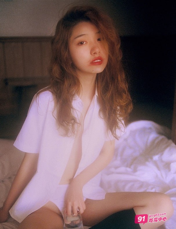 百万个垃圾桶早期露点照流出！写真嫩乳若隐若现～