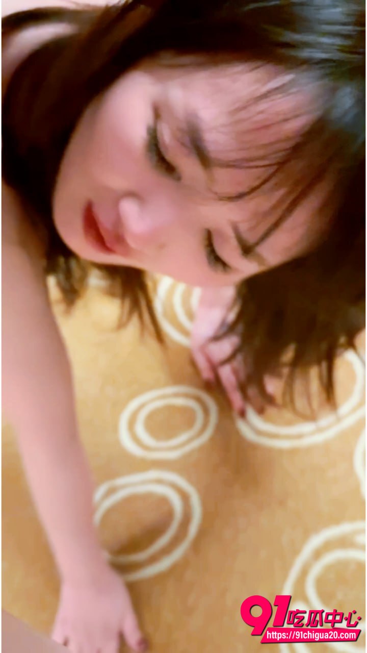 辽宁人妻被老公带出来伺候大老板 穿情趣内衣多人群P被疯狂打桩淫叫不停