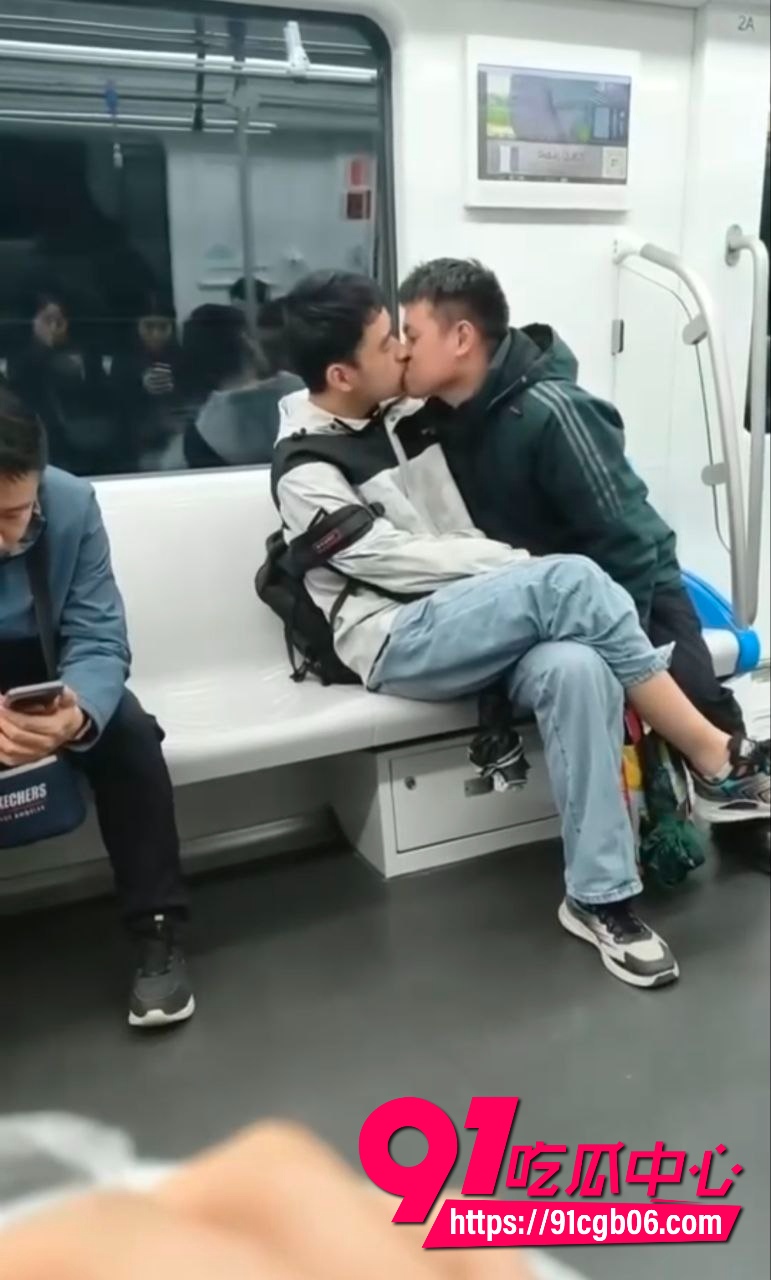 真是恶心，坐地铁碰到一对gay8