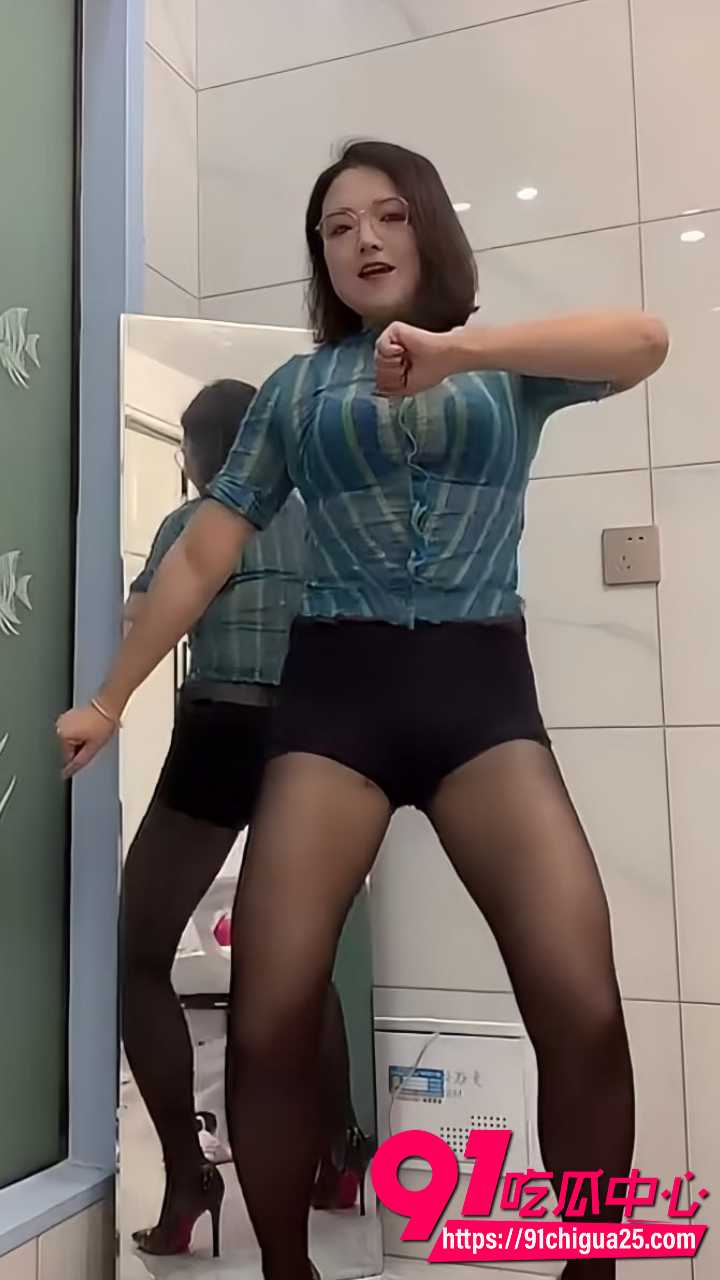 快手极品熟女敏媚娘情趣高跟无内丝袜道具自慰2