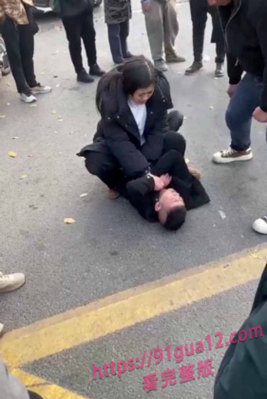 四川绵阳热瓜 强壮少妇当街暴打抠搜炮友！现场劲爆视频曝光～